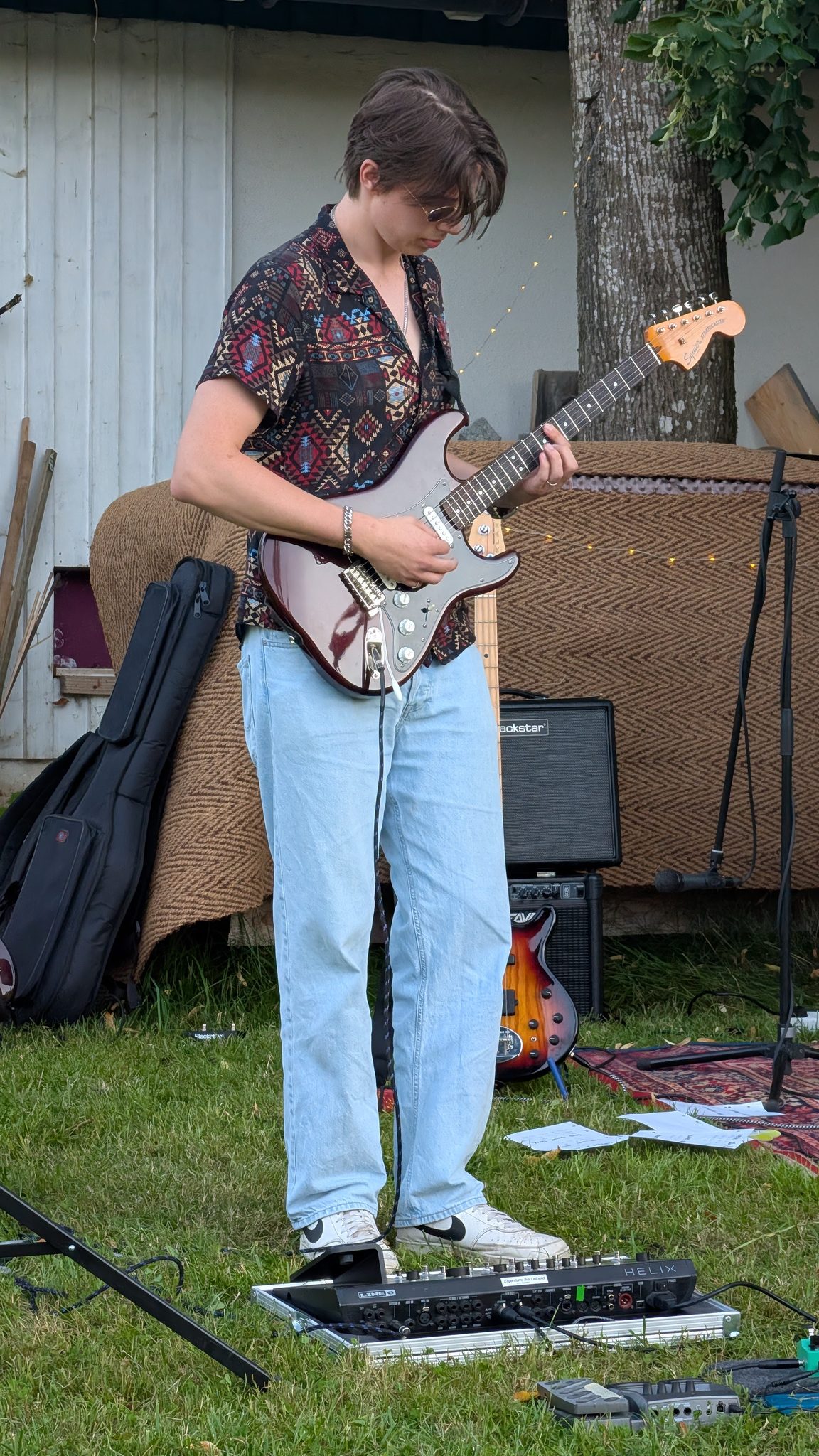 Gitarrist von +one live im Garten